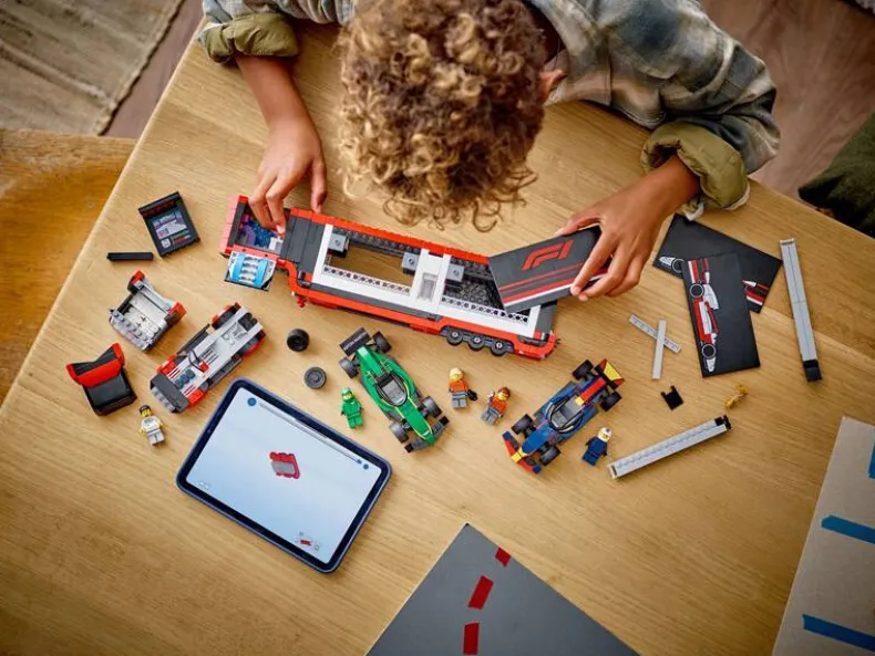 LEGO City 60445 F1® truck met RB20 en AMR24 F1® auto's