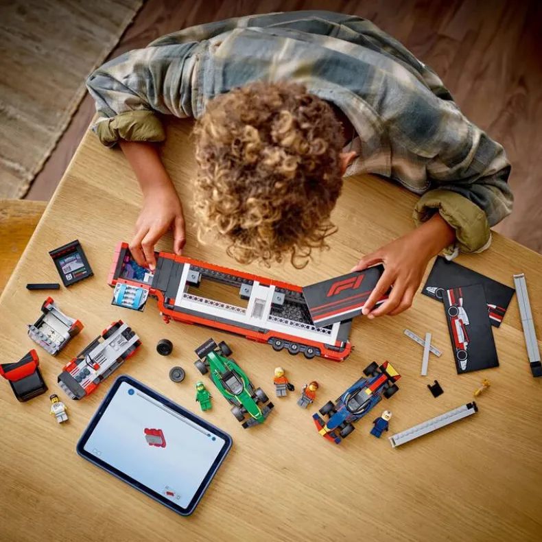 LEGO City 60445 F1® truck met RB20 en AMR24 F1® auto's