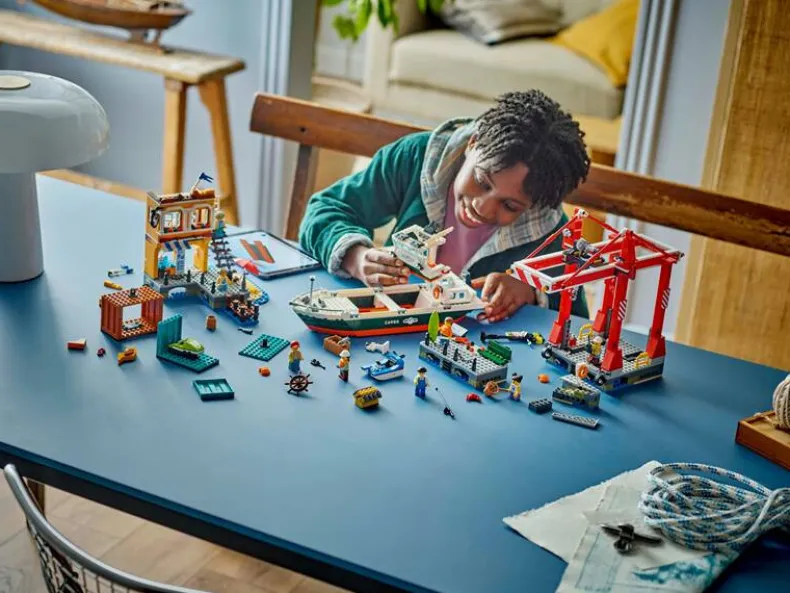 LEGO City 60422 Haven met vrachtschip