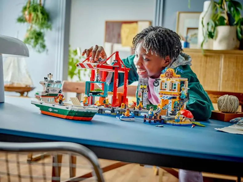 LEGO City 60422 Haven met vrachtschip