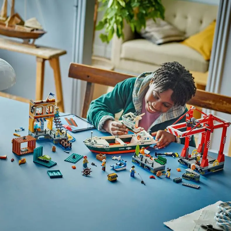 LEGO City 60422 Haven met vrachtschip