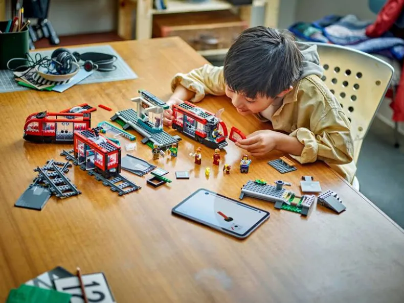 LEGO City 60423 Stadstram en station