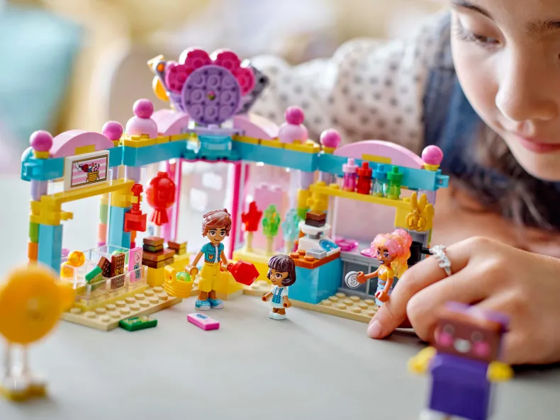 LEGO Friends 42649 Heartlake City snoepwinkel