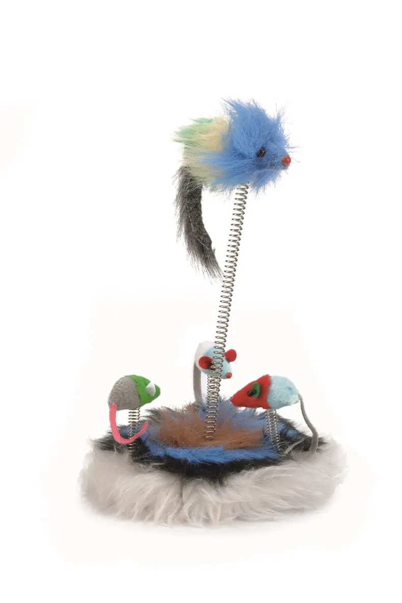 Verende muizenfamilie met bonten catnip